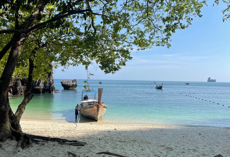 tajska łódka na plaży