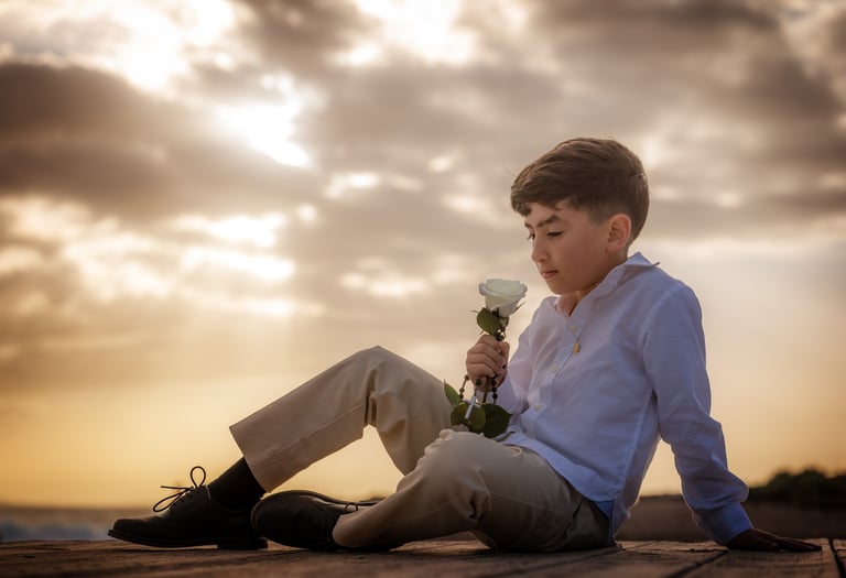 Foto de comunión, niño con rosa blanca y rosario