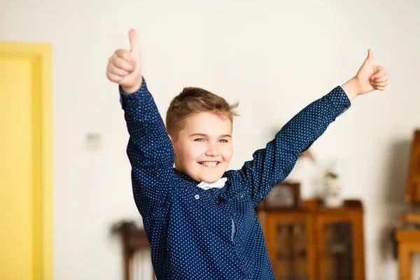 enfant heureux qui écrit mieux