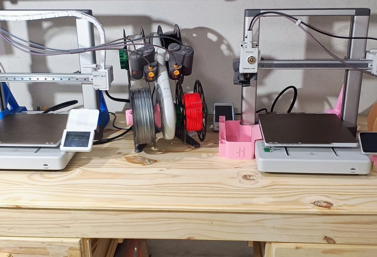 Un escritorio con un par de impresoras.