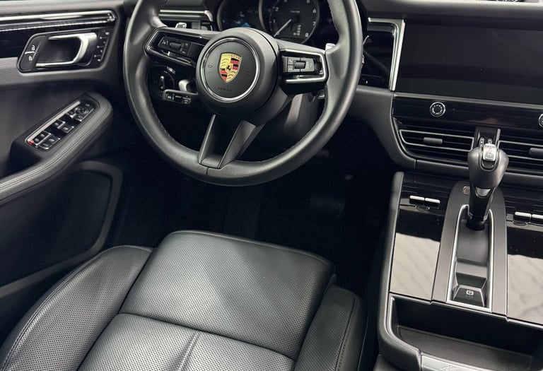 Salono cheminis valymas – Porsche interjeras po valymo WestSide Garage Šiauliuose