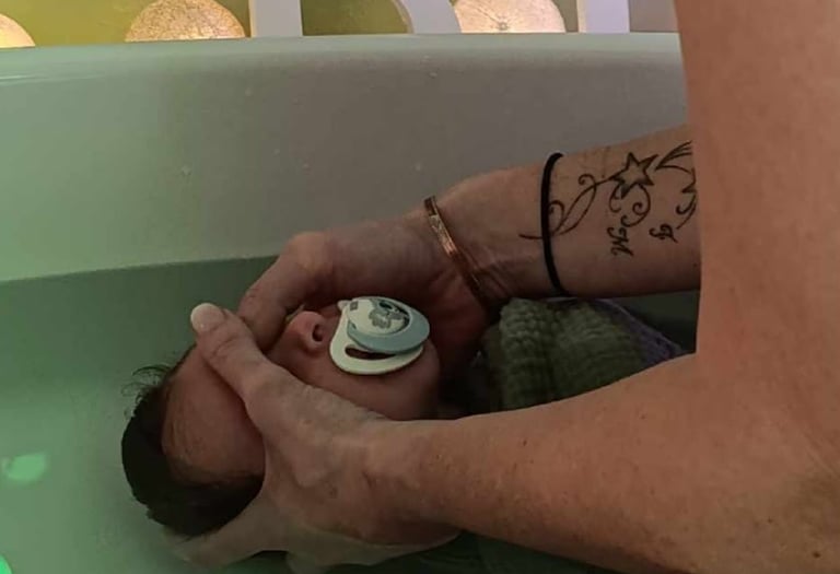 bain enveloppé avec un bébé calme