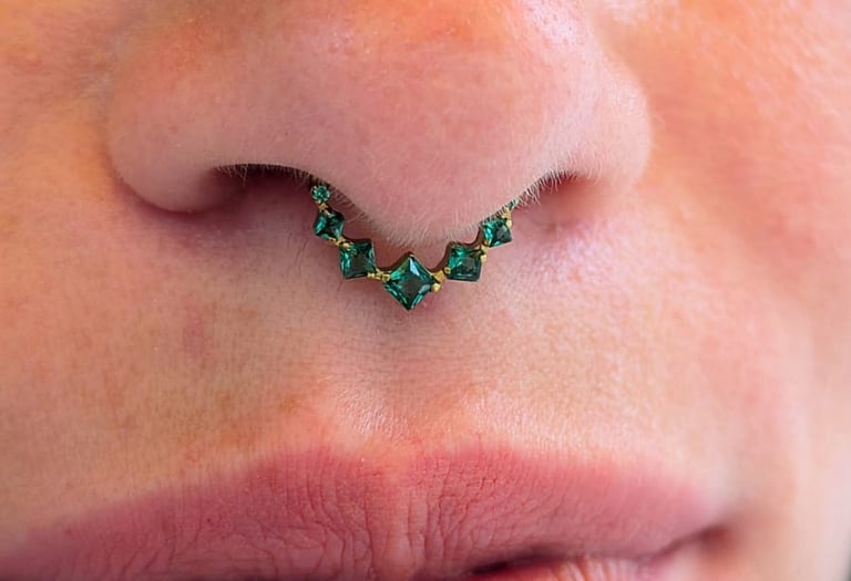 Une femme avec un piercing au nez