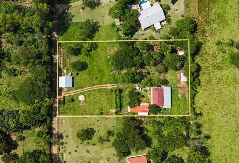 Grundstück in der Calle Mil, mit drei Gebäuden