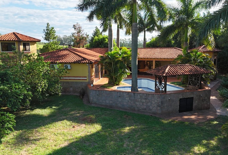 Exklusives Anwesen in Independencia – 4000 m² Grundstück mit Wohnhaus, Pool und Gästeapartment 