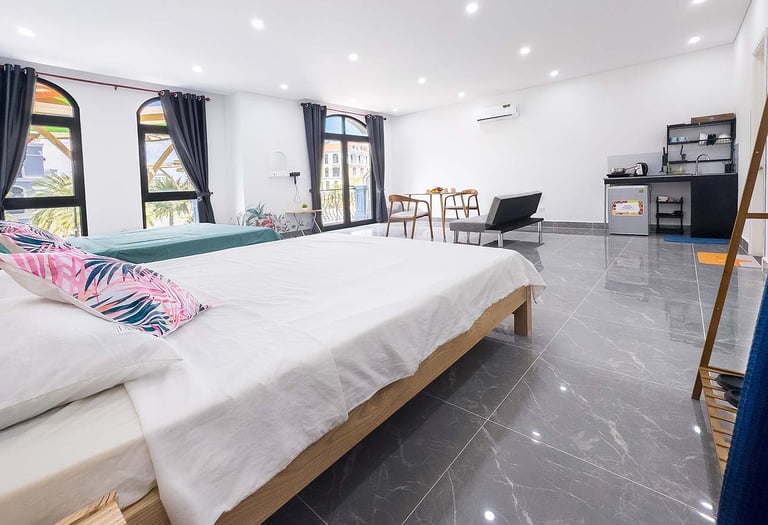 Светлый просторный номер с двумя кроватями и уютной кухонной зоной