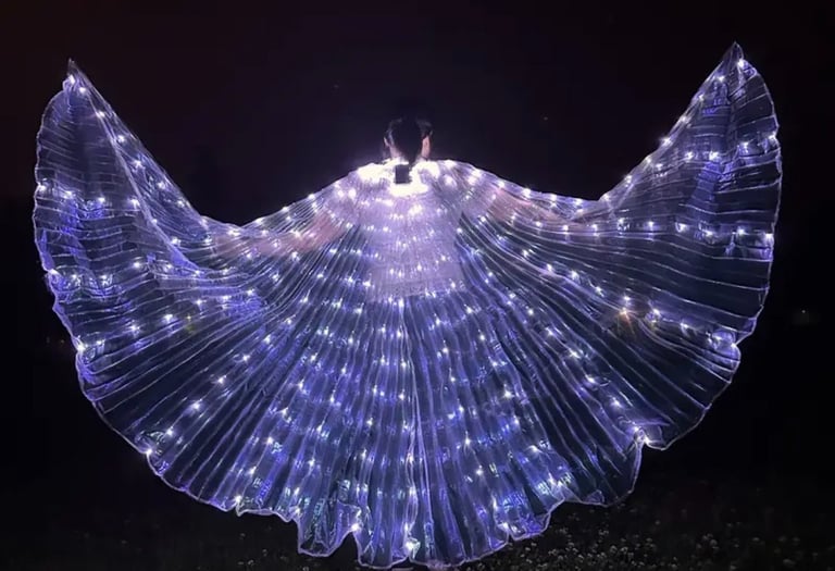 Mujer de espalda con una capa de luz