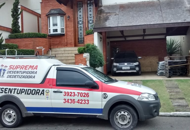 carro da empresa de desentupimento