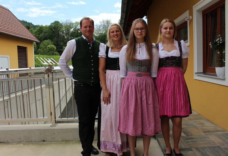 Familie Uhl mit Eltern und Töchtern