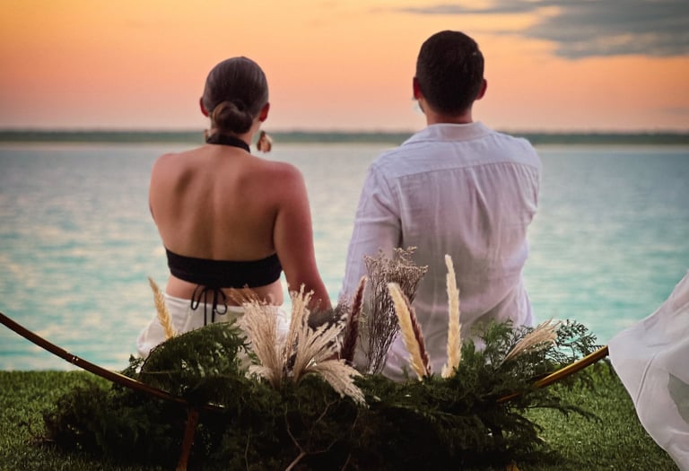 Pareja contemplando la laguna de bacalar