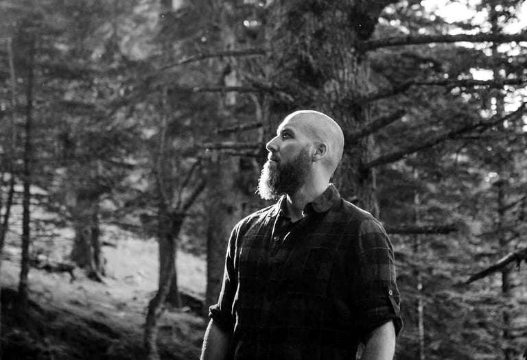 Homme debout dans une forêt.