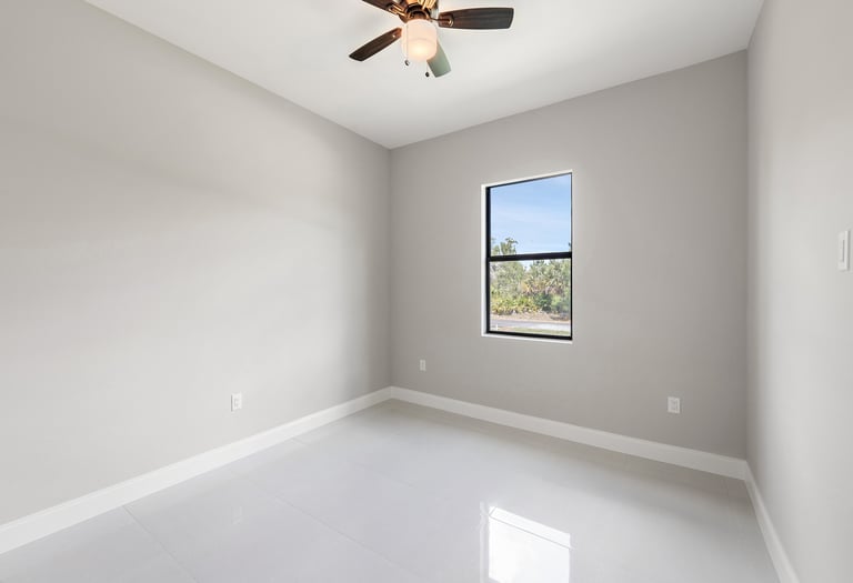 bedroom, porcelain title, window with garden view