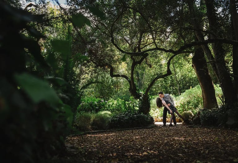 Sesión de fotos de compromiso una pedida de mano de hombre dando beso a su novia en medio del bosque en Quito antes de boda