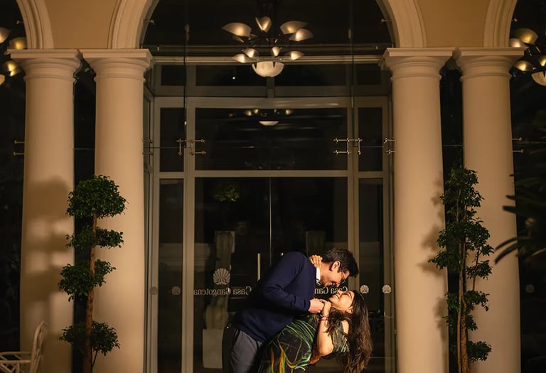 Pareja de novios felices disfrutando en un entorno elegante del centro histórico de Quito