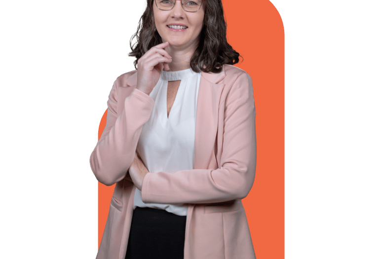 Foto de perfil da Michelli usando blazer rosa e uma calça preta.