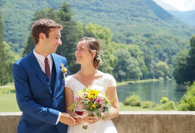 Photo de mariage, portrait de jeunes mariés avec un bouquet, jlacostephoto photographe mariage Dijon