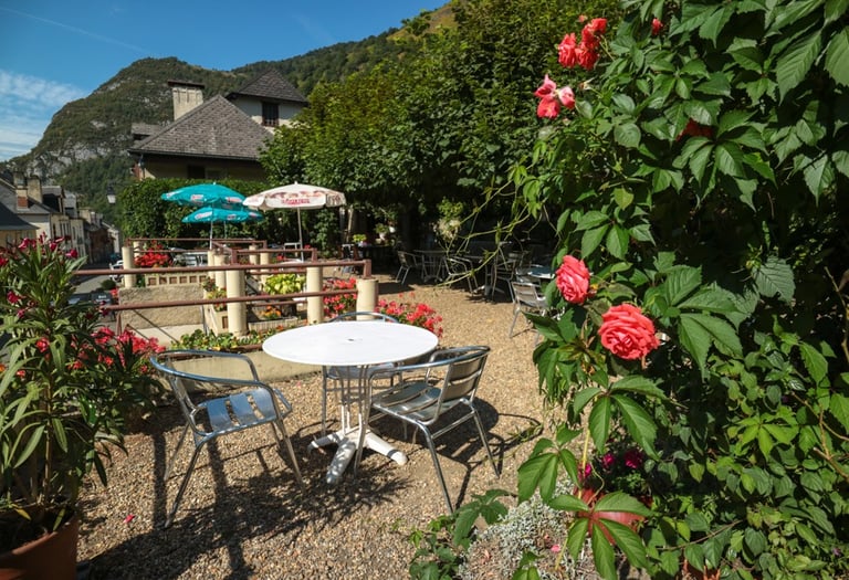 Profitez de la terrasse avec vue sur les montagnes des Pyrénées au restaurant Les Voyageurs à Urdos