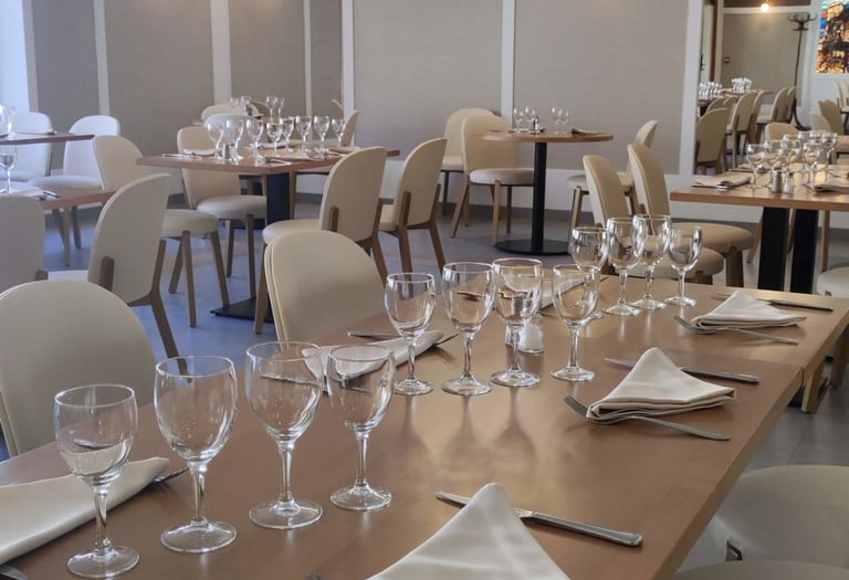 Modernisme et rénovation de la salle de restaurant pour vous offrir un moment de dégustation unique