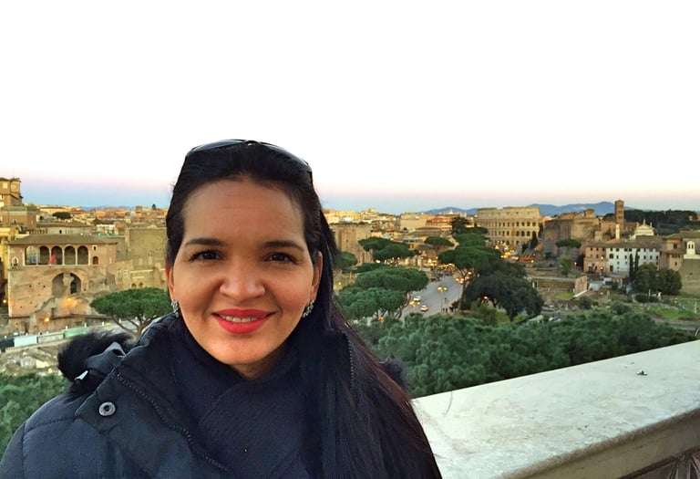 Imagem da Dra Bianca Santos no alto do Altare della Patria em Roma Itália , todos direitos reservados.