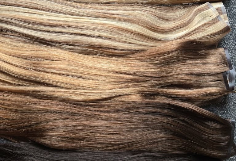 Plusieurs teintes de rallonges capillaires à clips variant du blond au noir.