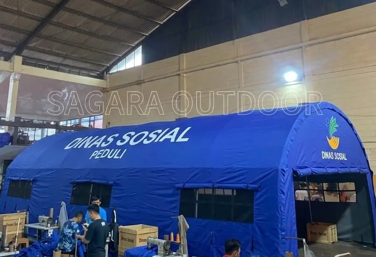 Sebuah tenda bantuan bencan berwarna biru milik Dinas Sosial di pabrik tenda sagara