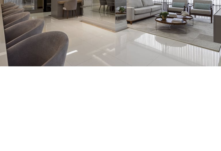 Foto da sala de estar de um apartamento mobiliado, decorado e equipado.