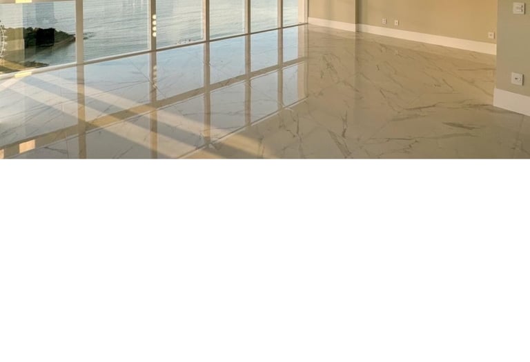 Foto da sala de estar de um apartamento sem mobília.