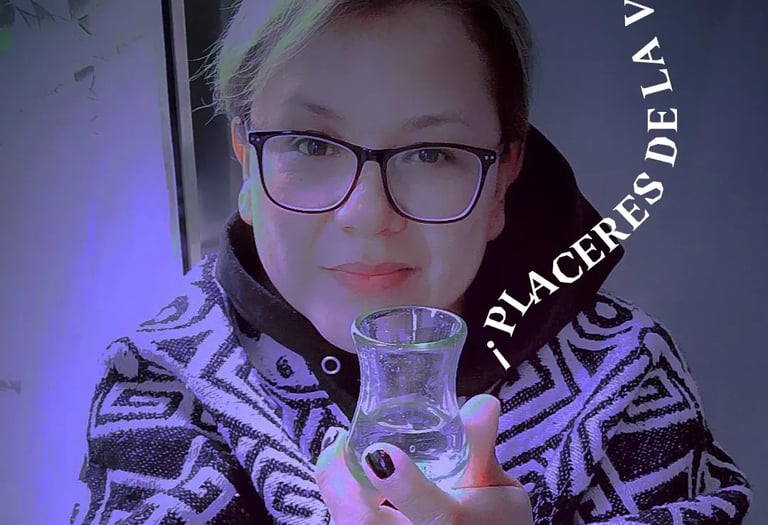 mujer disfrutando de buen mezcal