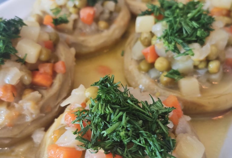 çeşitli sebzeler ve dereotu ile süslenmiş enginar tabağı