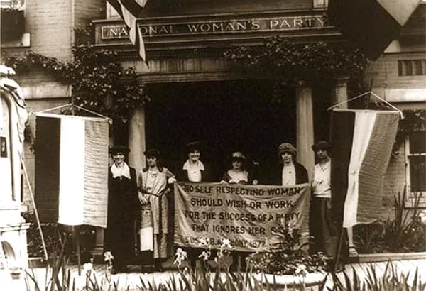 New York dokuma işçileri grevi ve kadın hakları mücadelesi arşiv fotoğrafı.