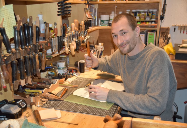 Philipp Loho bei der Arbeit in Angelbachtal beim Leder Loho.