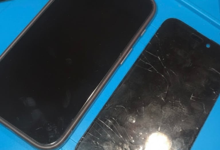 Remplacement d'écran iPhone : comparaison entre un écran brisé et un écran neuf