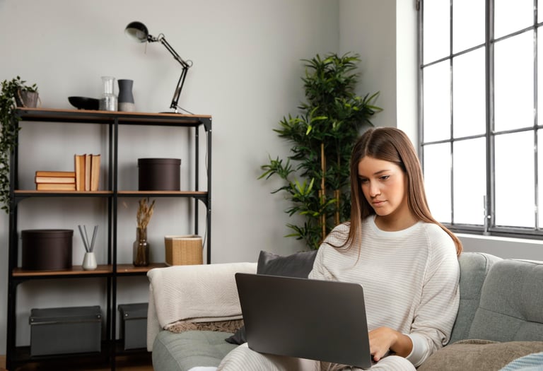 Mujer en home office con laptop y ambiente de bienestar laboral