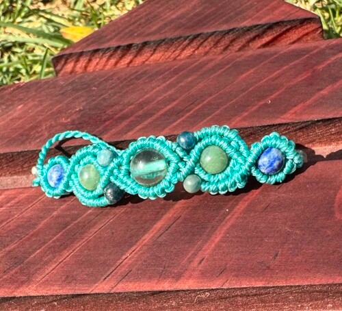 Brazalete tejido a mano con mezcla de diversos minerales.