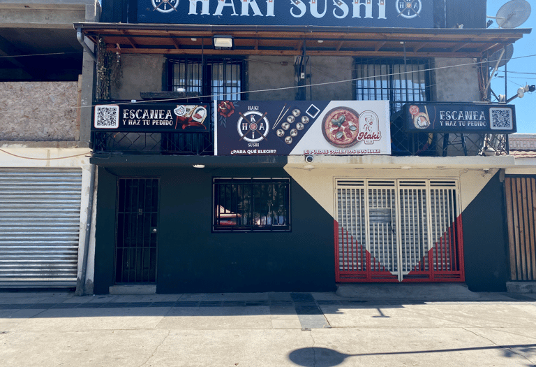 Fachada intervenida y diseño de cartelería para Haki Sushi Santiago por Atípico Studio.