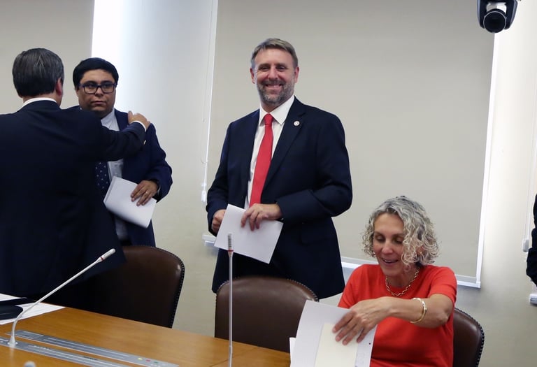 Diputado Fernando Ugarte Tejeda en Comisión de Trabajo