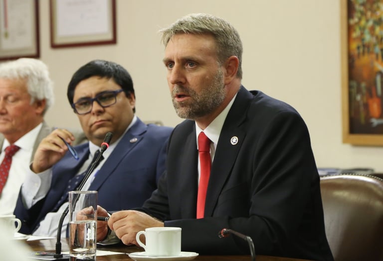 Diputado Fernando Ugarte Tejeda en Comisión de Hacienda