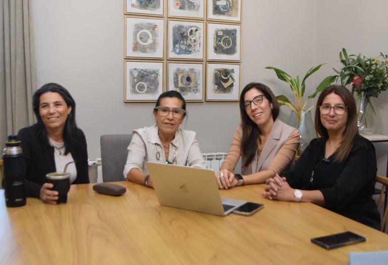médicas y nutricionista de usina posando tomando mate