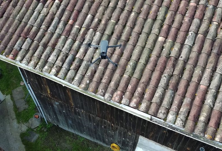 Drone d'inspection professionnelle survolant un toit de tuiles pour l'évaluation de l'entretien