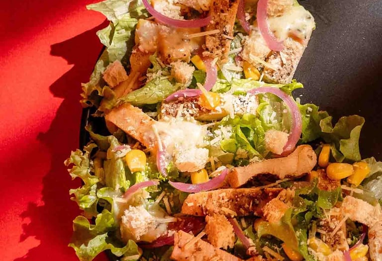 Ensalada de Pollo en Rustic la Tebaida Quindío