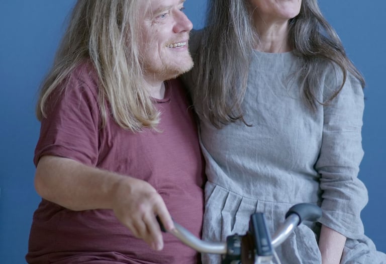 Eine Frau sitzt auf dem Schoss von einem Mann. Christian und Silke heißen die beiden.