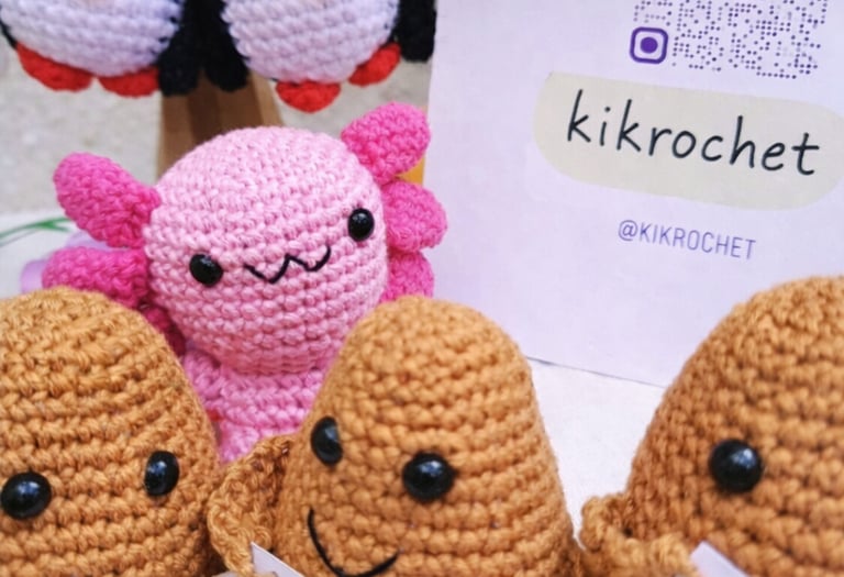 Llaveros de pingüino y ajolote de crochet