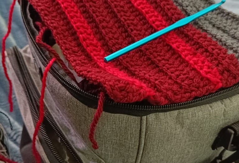 Gorro de crochet rojo y gris hecho a mano inspirado en la banda Twenty One Pilots