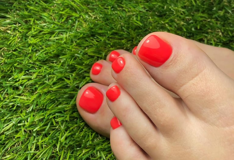 Atliktas higieninis pedikiūras ir vienspalvis lakavimas