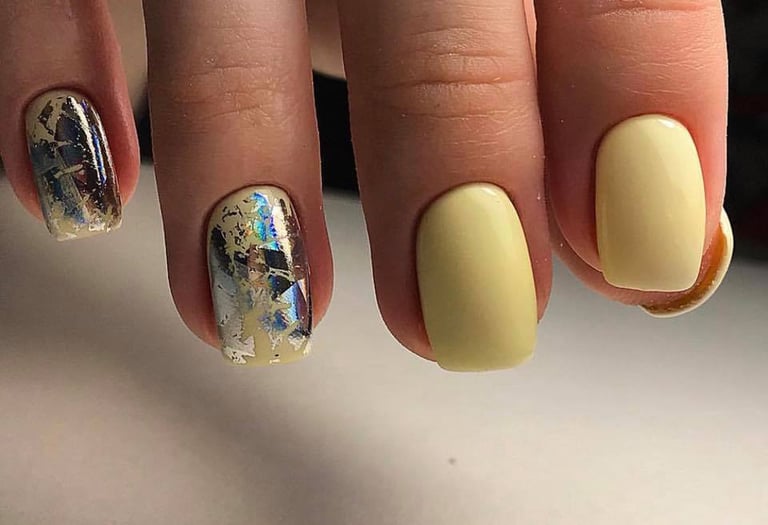 Klientei atlikome pedikiūrą su geltonu ir sidabriniu geliniu lakavimu