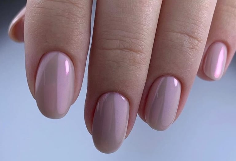 Pink manikiuras su geliniu lakavimu Vilniuje