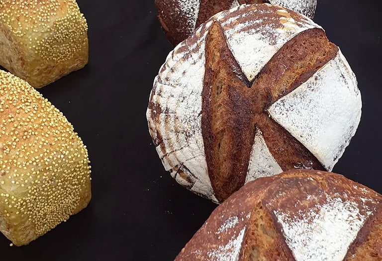 Pain artisanal au maïs et pain au khorasan Façon, boulangerie artisanale Paris 11, levain naturel et farines anciennes