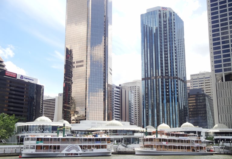 Vista do centro comercial de Brisbane com passeio de barco ao fundo