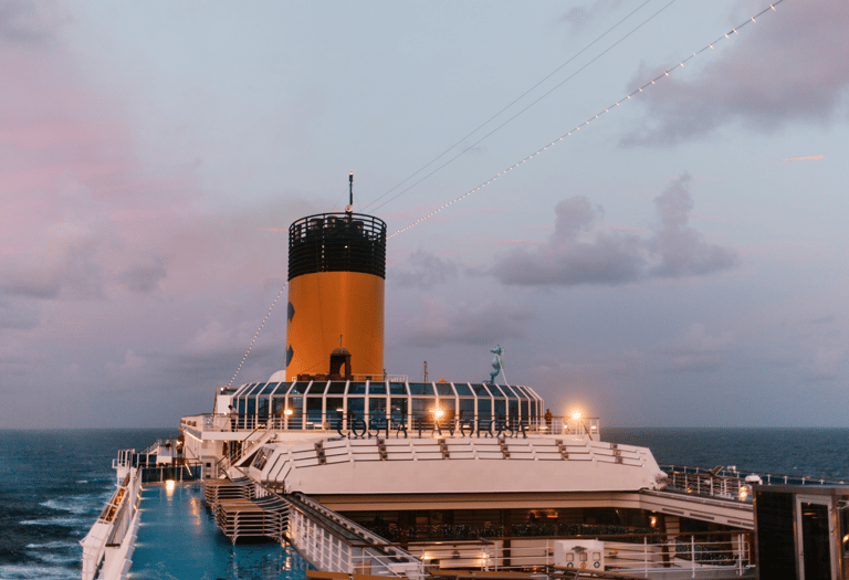 Navio da Costa Cruzeiros navegando em alto mar, visto do topo do navio.