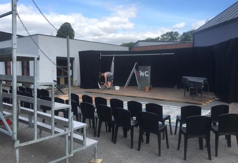 Scène et gradin mobile installés pour du théâtre en ruralité. Théâtre rural
